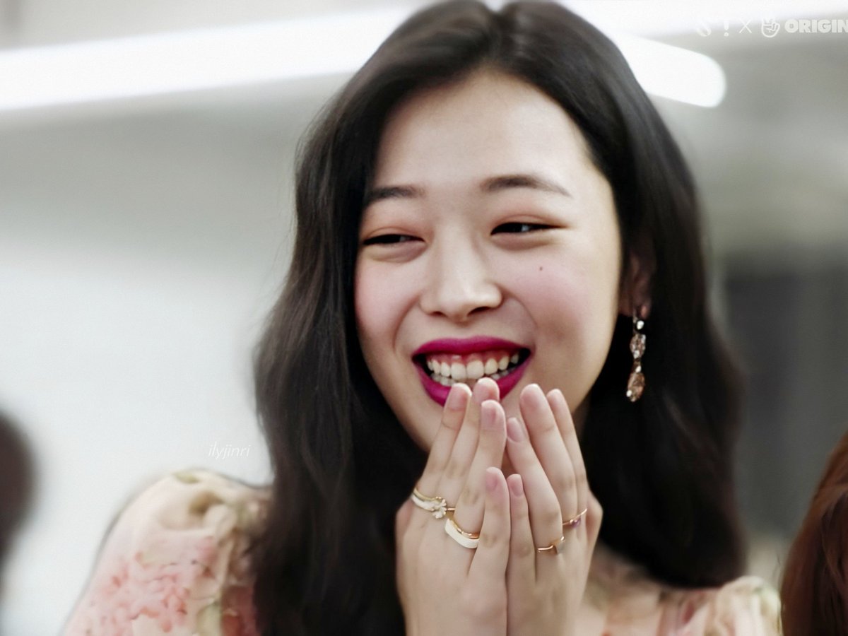 I don't think I can write something now, but I hope we can share our memories and stay together to remember Sulli, let's comfort each other when we are hurt and accept our differences to create a safe enviroment 💜 I love you all💞