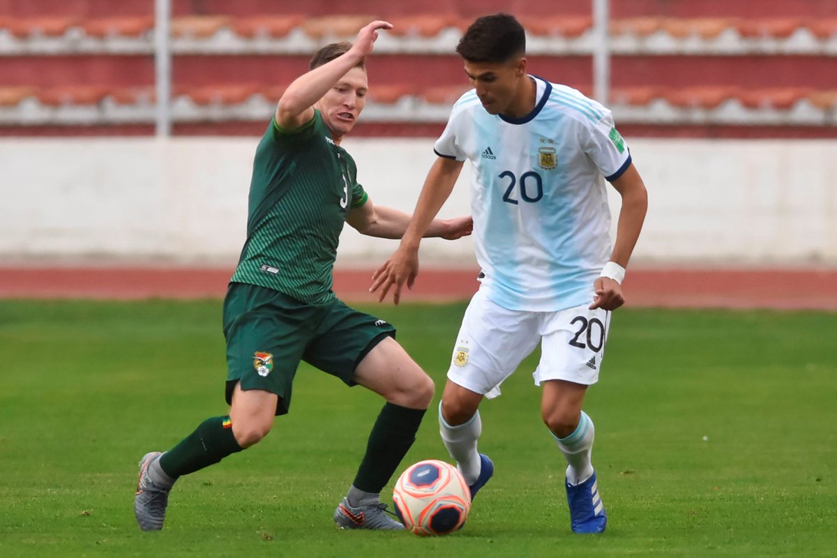 DiarioOle's tweet photo. Exequiel Palacios. Uno que entró para no salir más. Señor partido en los 3600 metros de altura de La Paz 👏 https://t.co/xPOfPv7s74