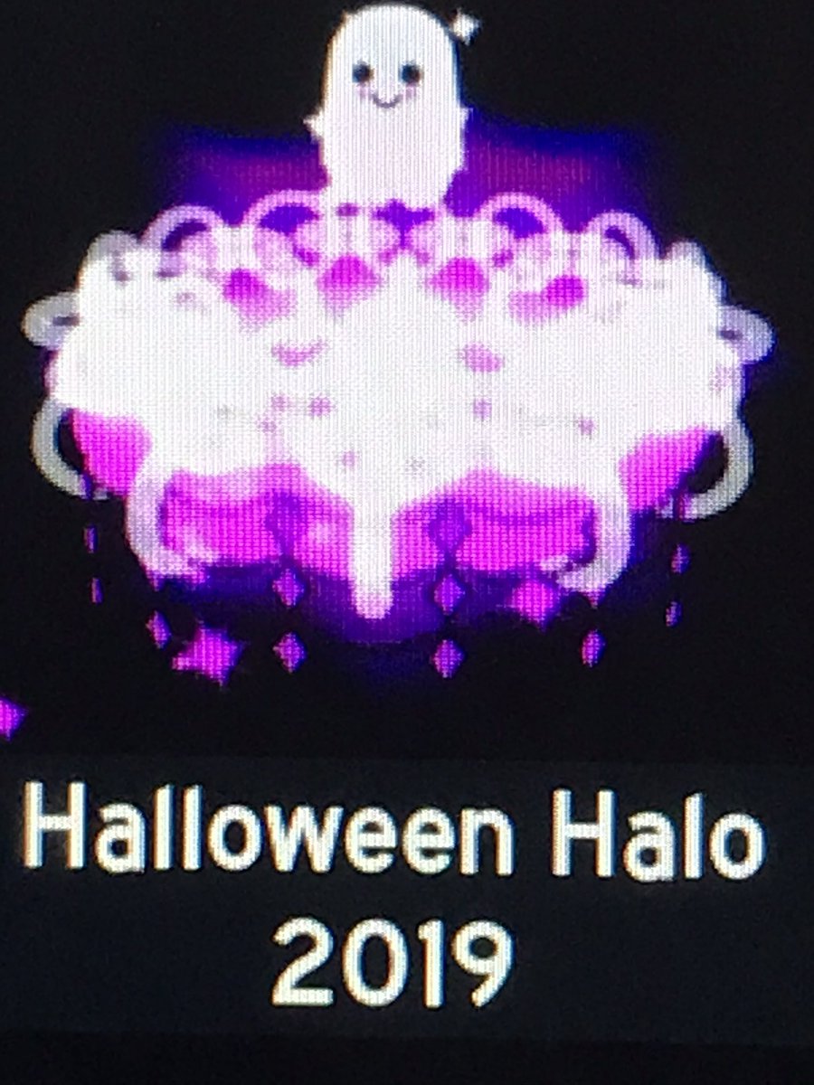 alyssa7300's tweet photo. Trading hal 19 halo! Looking for halos only no cross trading! IA:light halo, dark halo, old Val, old hal, old mermaid, old winter, don’t come at me for asking for 6 halos when I have 6 halos and adds for this halo #RoyaleHighTradingHalos #tradinghalos #hal19 https://t.co/Qi571UUbxF