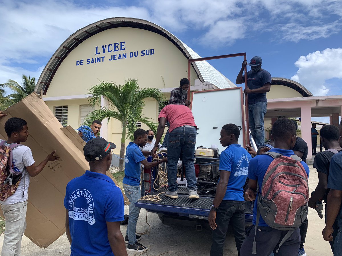 CGuyEtienne's tweet photo. En accord avec la Direction Départementale du Sud #CattsPressoir a lancé le projet “Lycées connectés” https://t.co/VJTgTt0S6i. Le Lycée est équipé d’énergie solaire, de téléviseur intelligent et d’internet par fibre optique @natcomht @MENFP_Education @nesmymanigat  @radiomagik9 https://t.co/65L7ygqZjb