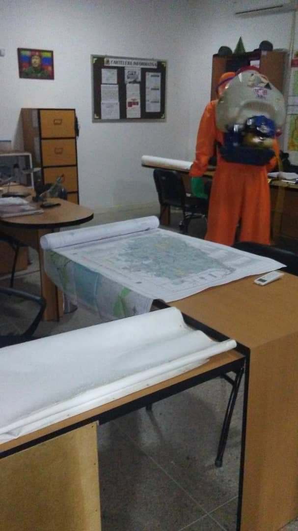 Redi_andes's tweet photo. #13oct20|| Cumpliendo con los protocolos de bioseguridad, el personal de @PCivilTachira, realizó desinfección a los diferentes ambientes y áreas de la @Redi_andes.
#TiempoDeElegir.
#FANB. https://t.co/18nB50JJj1