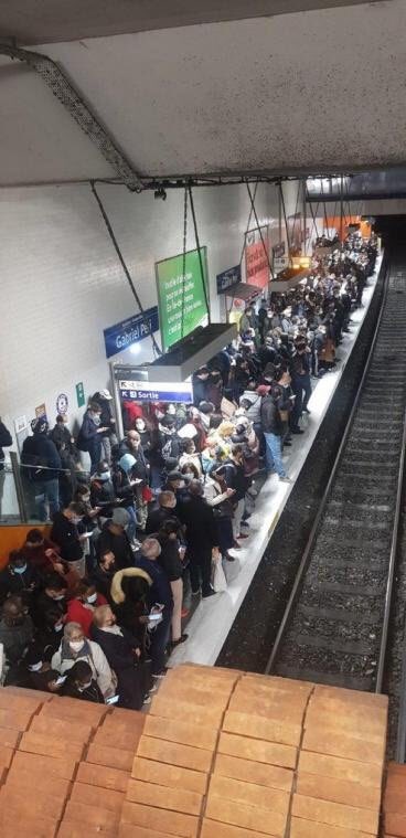 AQuatennens's tweet photo. Un lendemain matin de #CouvreFeu comme les autres ?! Il est surprenant ce virus qui passe sa journée en salle de sport, arrive au bar chaque soir à 22h00 précise et disparaît le matin à l’heure de s’entasser dans les transports en commun pour aller bosser ou consommer. #COVID19 https://t.co/Le5iBkEym9