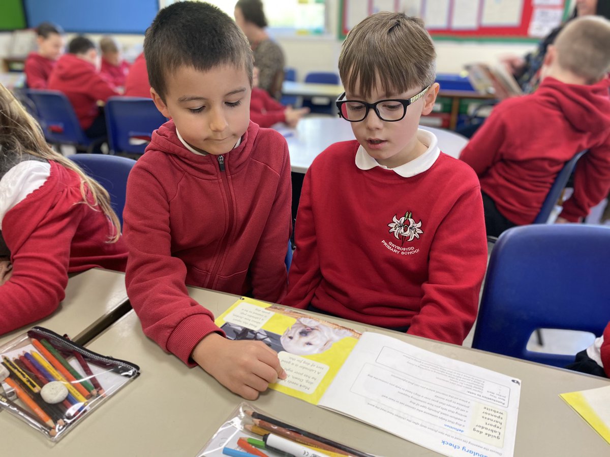 Gwyrosydd2017's tweet photo. Reading together in #ReadWriteInc #gspLIT https://t.co/TwTT1KWLhl