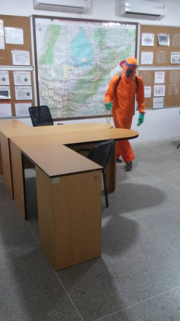 Redi_andes's tweet photo. #13oct20|| Cumpliendo con los protocolos de bioseguridad, el personal de @PCivilTachira, realizó desinfección a los diferentes ambientes y áreas de la @Redi_andes.
#TiempoDeElegir.
#FANB. https://t.co/18nB50JJj1