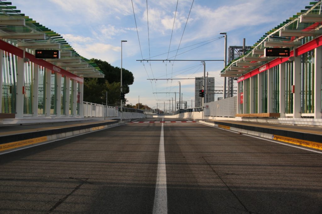 1/ I keep asking myself why, despite a lot of talking about electric mobility, there aren't more new trolleybus lines around. But there are a few.The recently opened Rimini's BRT, or better TRT (Trolleybus Rapid Transit) is an interesting experiment in intermediary systems