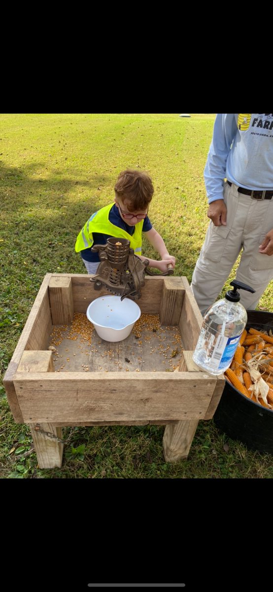 WCPS_preschool's tweet photo. Ms Stefanie Shrull’s preschool Bulldogs at @RichPondElement spent their morning outside engaged in hands on learning about how plants grow including a demonstration on pollination by Ms. Jill from @justpiddlinfarm #wcpspreschool #wcpsleads #growingpumpkins #growingminds https://t.co/iaVDWPAkvb