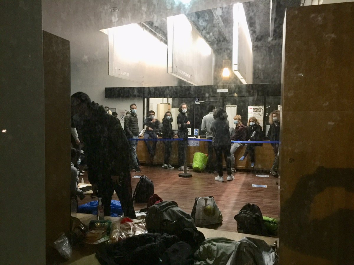GaelQuirante's tweet photo. Après le procès, belle réponse de Victor, de @UNEF et des Sans-Facs à la criminalisation de l’action syndicale : Ils occupent depuis 21h le Hall de la présidence. Pourquoi ? C’est simple depuis juillet la fac n’a inscrit que 50 dossiers sur 550 recours. #LaFacDoitNegocier https://t.co/wvGqH3sjSv