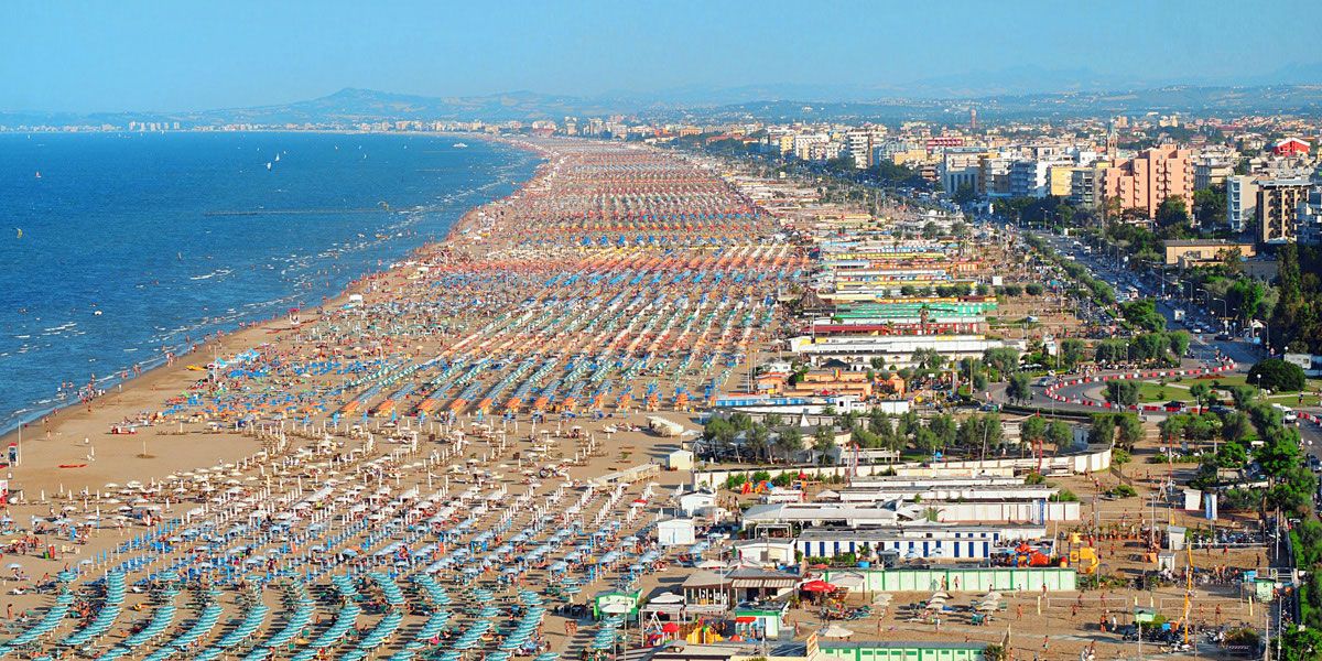 2/ The city of Rimini (151k inh. and birthplace of Federico Fellini) is the center of a linear urban area of some 350k, that developed along the coastline. It emerged as a major seaside destination during the 1950-60s economic boom. Population can soar to 1M during summer months.
