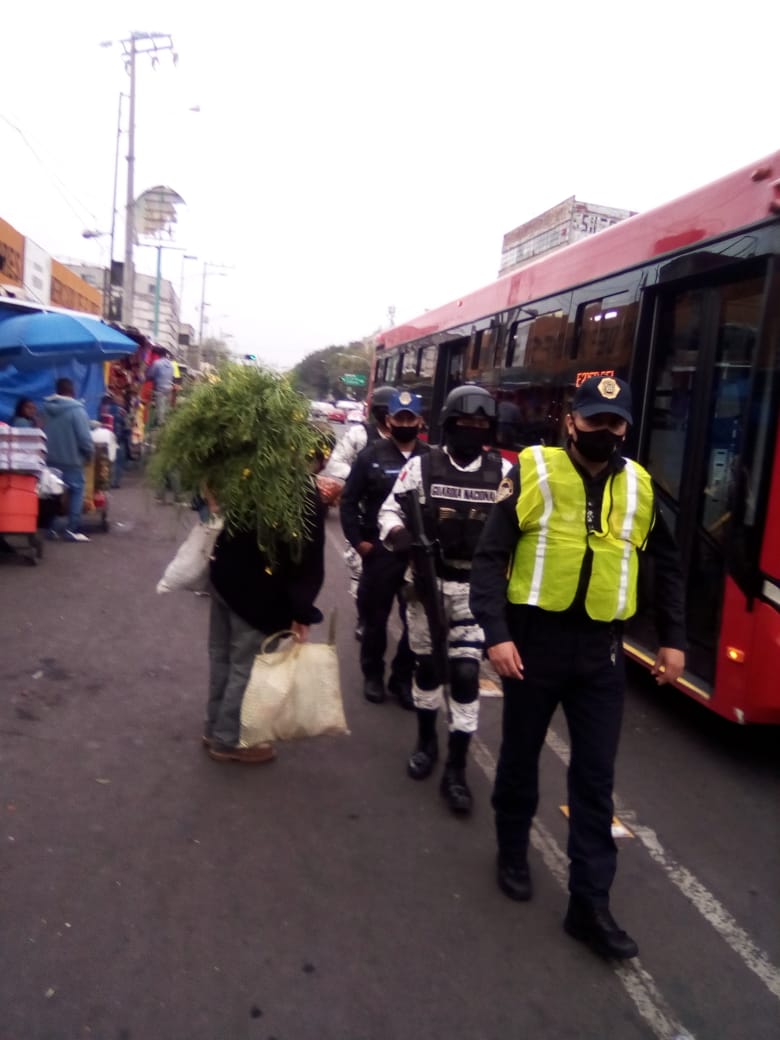 Alma1Vera's tweet photo. 🚨 #EscudoVC 🚨
Continuamos implementando un dispositivo de #seguridad en el #MercadoMerced para salvaguardar a comerciantes y vecinos que acuden a este centro de consumo. Con estas acciones inhibimos la presencia de actividades delictivas. @A_VCarranza @julio_morenori https://t.co/hZqzNwhwRY
