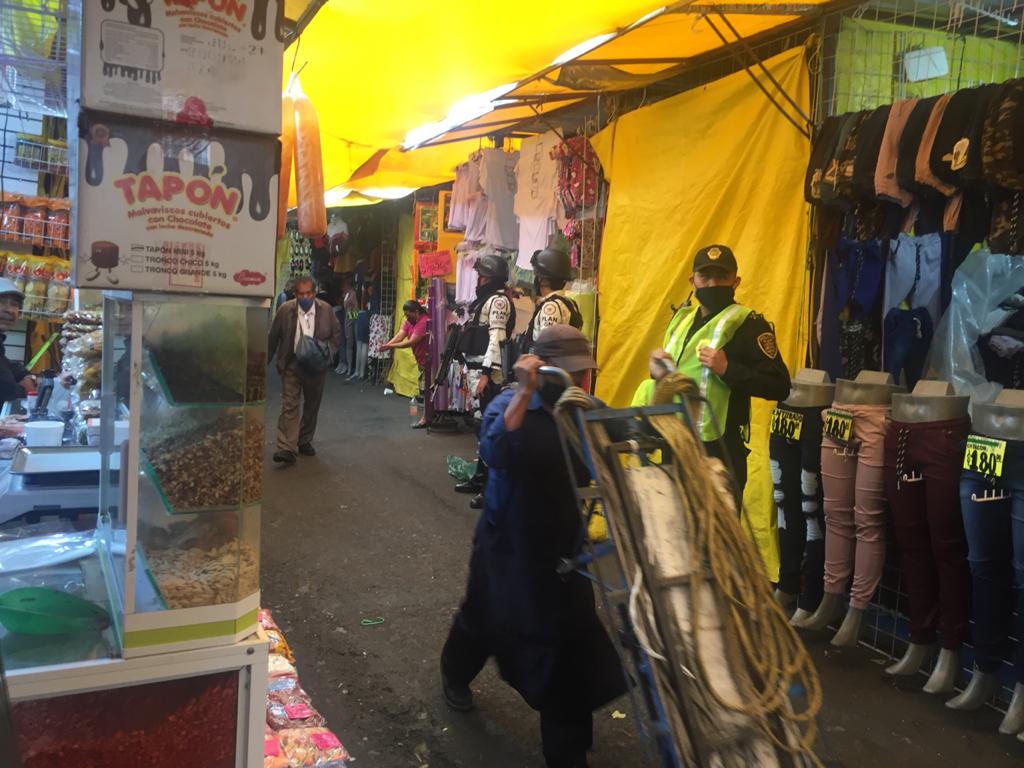 Alma1Vera's tweet photo. 🚨 #EscudoVC 🚨
Continuamos implementando un dispositivo de #seguridad en el #MercadoMerced para salvaguardar a comerciantes y vecinos que acuden a este centro de consumo. Con estas acciones inhibimos la presencia de actividades delictivas. @A_VCarranza @julio_morenori https://t.co/hZqzNwhwRY