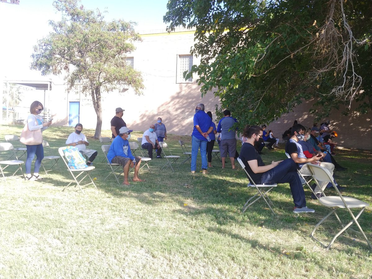 VicRivas_18's tweet photo. Campaign workers are distributing water bottles to those who are waiting in line to vote.
#EPTXVotes #EarlyVoting #Borderzine https://t.co/Lf4AjU9tqz