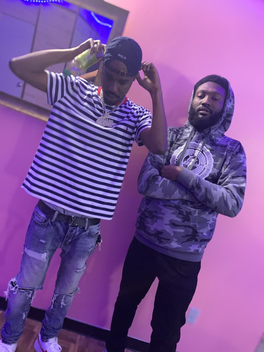 RealBlueBeats's tweet photo. Cooked some Heat with super producer @LlLJuMadeDaBeat  #BoomSquad x #TheMob https://t.co/VaLwiAAJt4