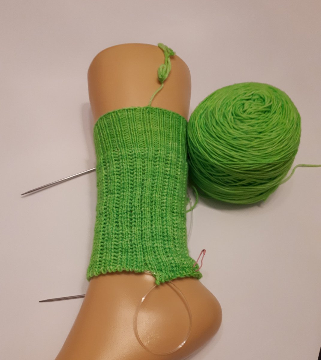 Making good progress on my comfort-knitting sock. Anyone up for a little KAL? You need sock yarn and needles to get 32 sts in 4 ins/10cm. I am using  @CandySkein Yummy Fingering in Ecto Cooler and 2.25mm.