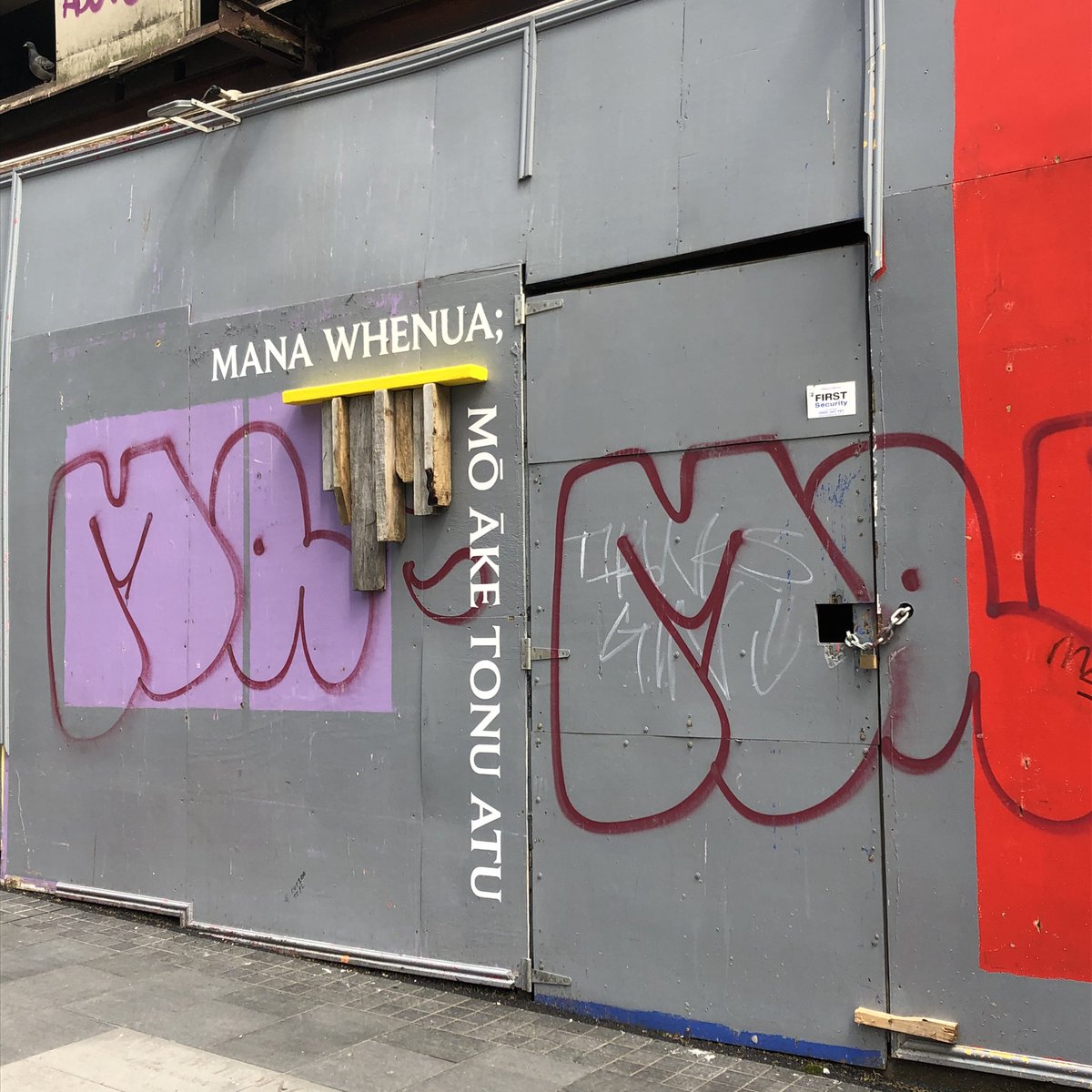 Public art comes in many forms. Not just murals. City Rail Link engaged Auckland artist Elliot Collins to create a work that reveals the layers of this historic site. All part of what’s going on in the @hotcity_akl for #artweekakl