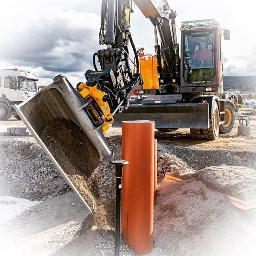 BeauregardEquip's tweet photo. engcon Tiltrotators makes the backfilling easier. Call 877-666-0580 today for more info on this amazing product! #engcon #tiltrotator #backfill #changetheworldofdigging #engconproud #heavyequipment #digger #beauregardequipment https://t.co/DKVZKwn1mt