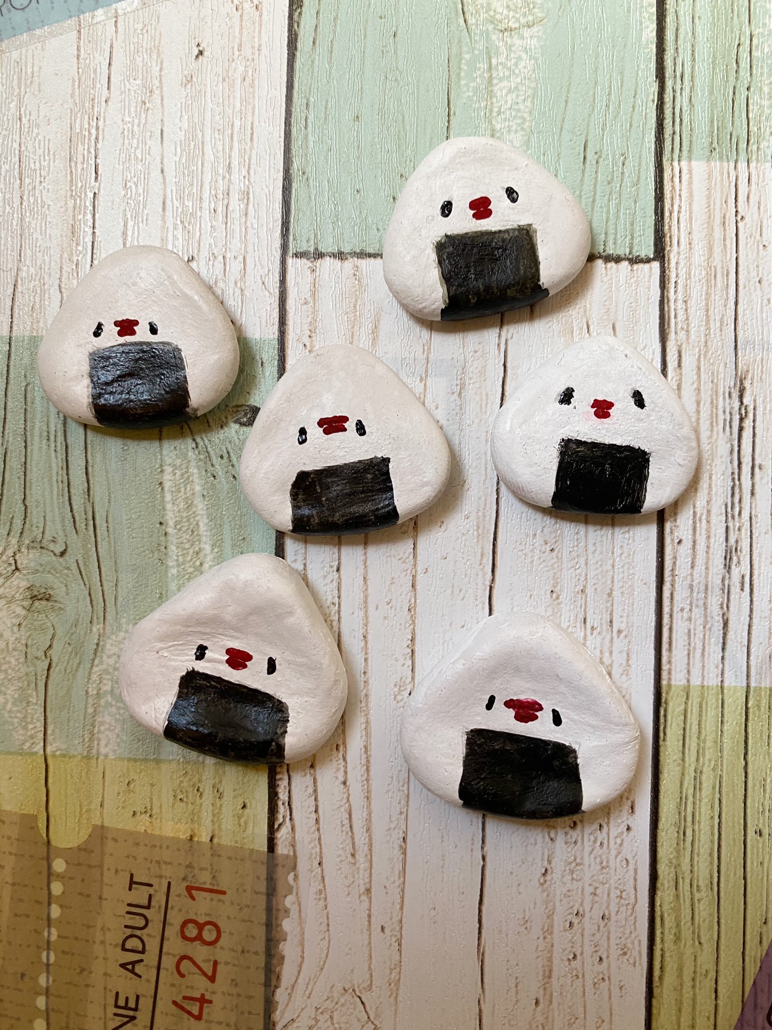 チロル 石粉粘土で作った物に色つけしたよ おむすびむす子 下二つは箸置きに それ以外はブローチへ どう どう 楽しくなってきたので 今度は具をのせよ 猫 の箸置やブローチ くまドーナツ も作ったよ あとはニスを塗って完成