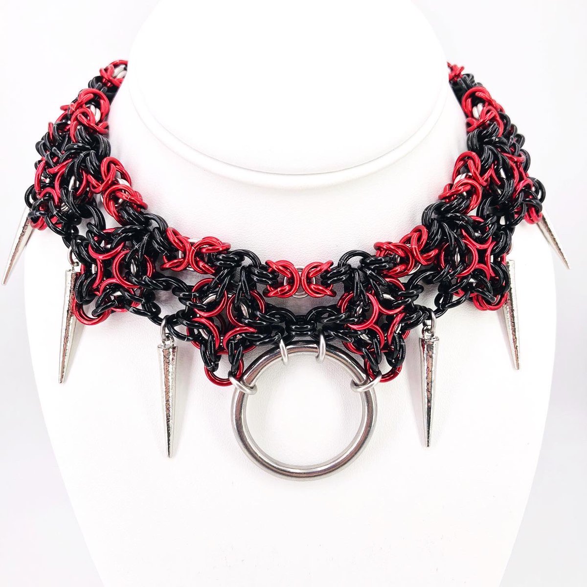 FoxyFeisty's tweet photo. It’s October, so I had to make a statement collar with a vampire-y feel! #halloween #chainmaille #kinkychainmaille #chainmaillecollar #collar #vampire #vampirecostume #altfashion https://t.co/K3IBdYa5UB