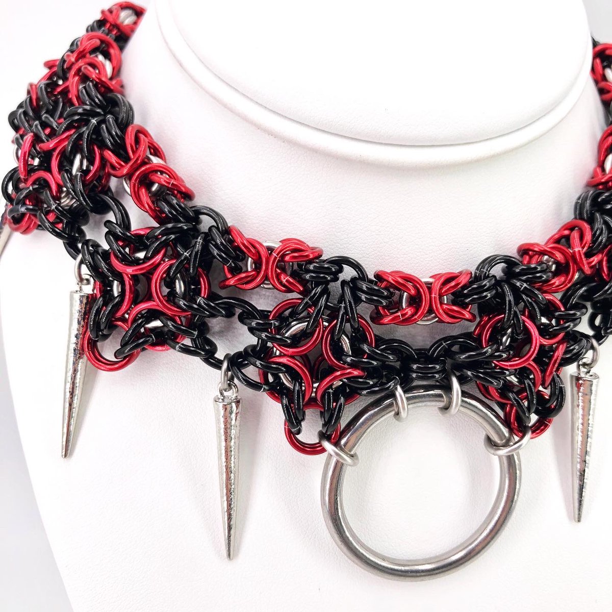 FoxyFeisty's tweet photo. It’s October, so I had to make a statement collar with a vampire-y feel! #halloween #chainmaille #kinkychainmaille #chainmaillecollar #collar #vampire #vampirecostume #altfashion https://t.co/K3IBdYa5UB