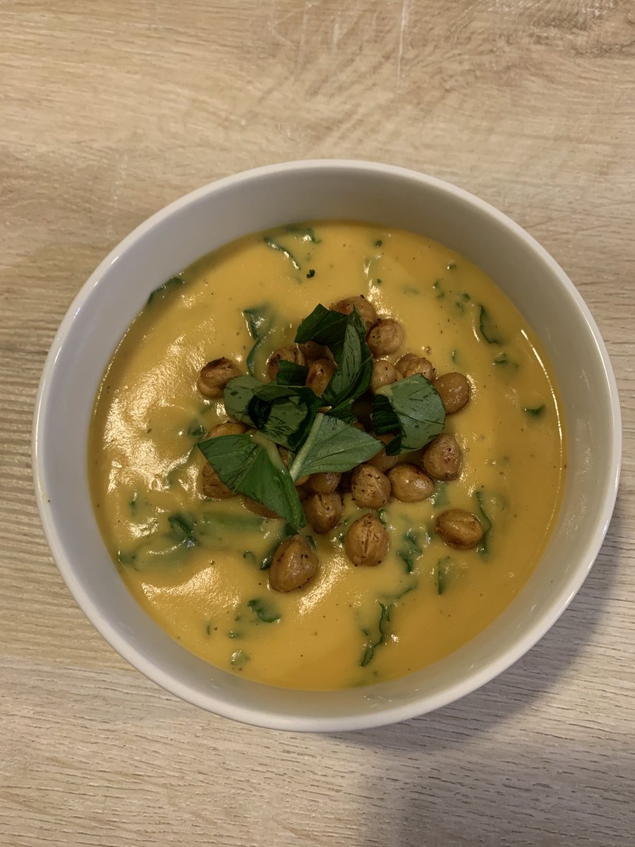 PaulGriff13's tweet photo. Potato and veggie soup with roasted chick peas and kale https://t.co/pfVOd9GoFx