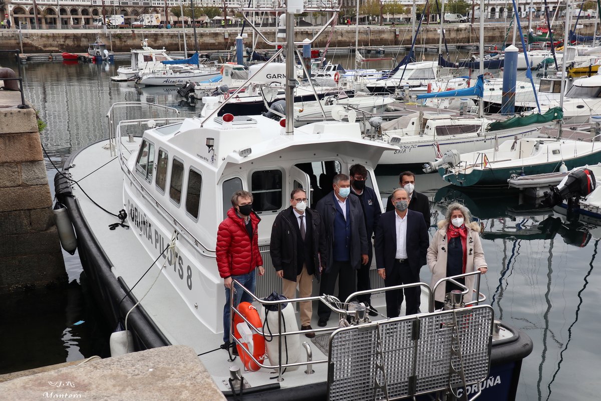 JrmontyR's tweet photo. La nueva lancha #PracticosCoruñaOcho fue presentada esta mañana a los medios y autoridades del puerto de A Coruña. Fabricada en las factorías de @SafehavenMarine en #Cork. @CorunaP @PuertoACoruna @practicospuerto https://t.co/mK2bHS0mQm