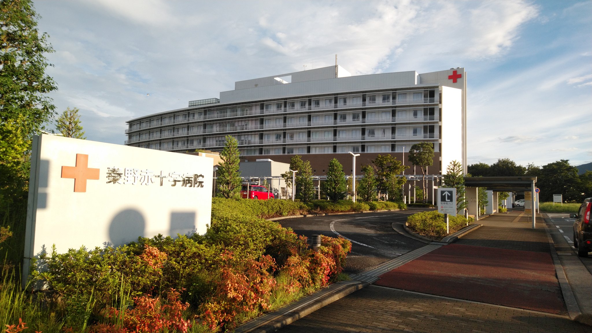 みつまえ ロケ地探訪 メイキングにネタバレ あったので病院について つばめ 星ばあ つばめ 亨 妹誕生 星ばあ 誠の病院関連のシーンは秦野赤十字病院で撮られたようです 病院なので内部は未確認 ３階庭園と 屋上はグーグルアースです 宇宙でいちばん