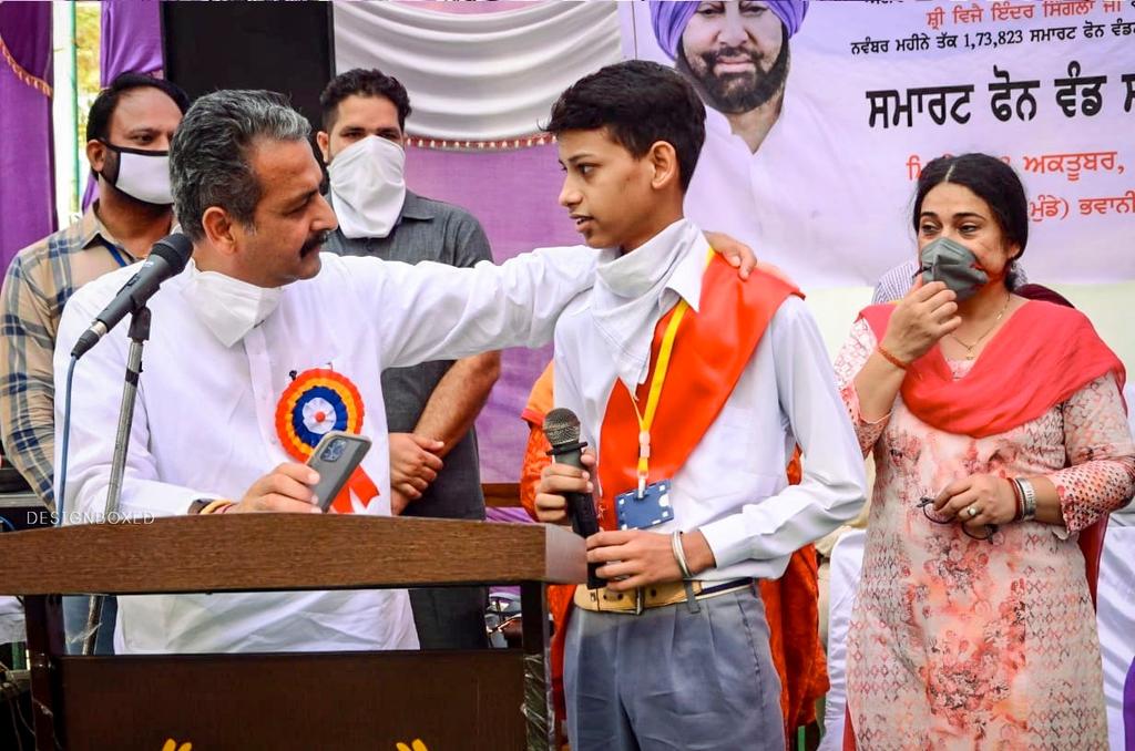 VijayIndrSingla's tweet photo. Continuing on the trail of smartphone distribution in schools in accordance with Punjab Govt’s endeavours of helping school children avail online learning benefits during the pandemic, distributed smartphones to students at Boys School Bhawanigarh, yesterday.
#CaptainSmartConnect https://t.co/Cvw61uhAHl