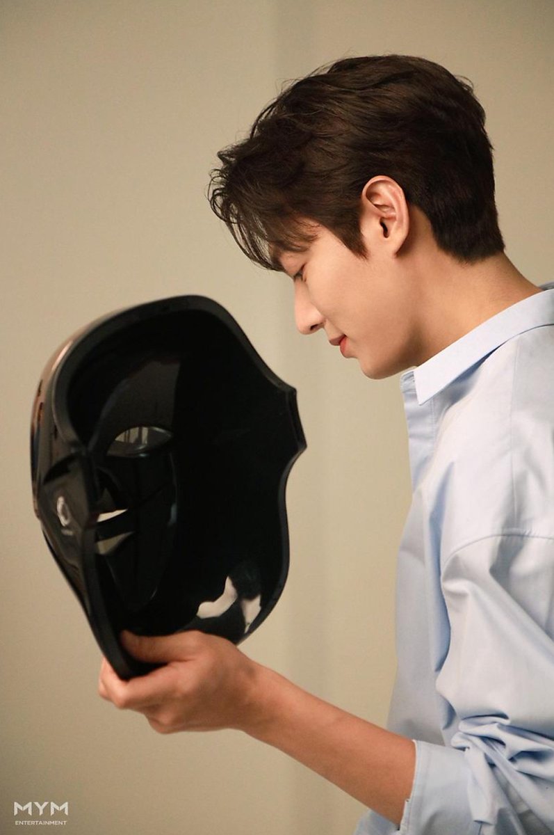 lmh_kig's tweet photo. 韓国ではホットな製品の広告には超人気スターが選ばれます。今はLEDマスクがまさにそれ。「ザ・キング 永遠の君主」のイ・ミンホが選ばれました。
韓国ではスキンケアだけでなく皮膚科でケアをする人も多いですが、施術なしで、家で簡単に効果的なケアができるアイテムです。
https://t.co/KlrH2pkYBV https://t.co/0CTSN0Tlsa
