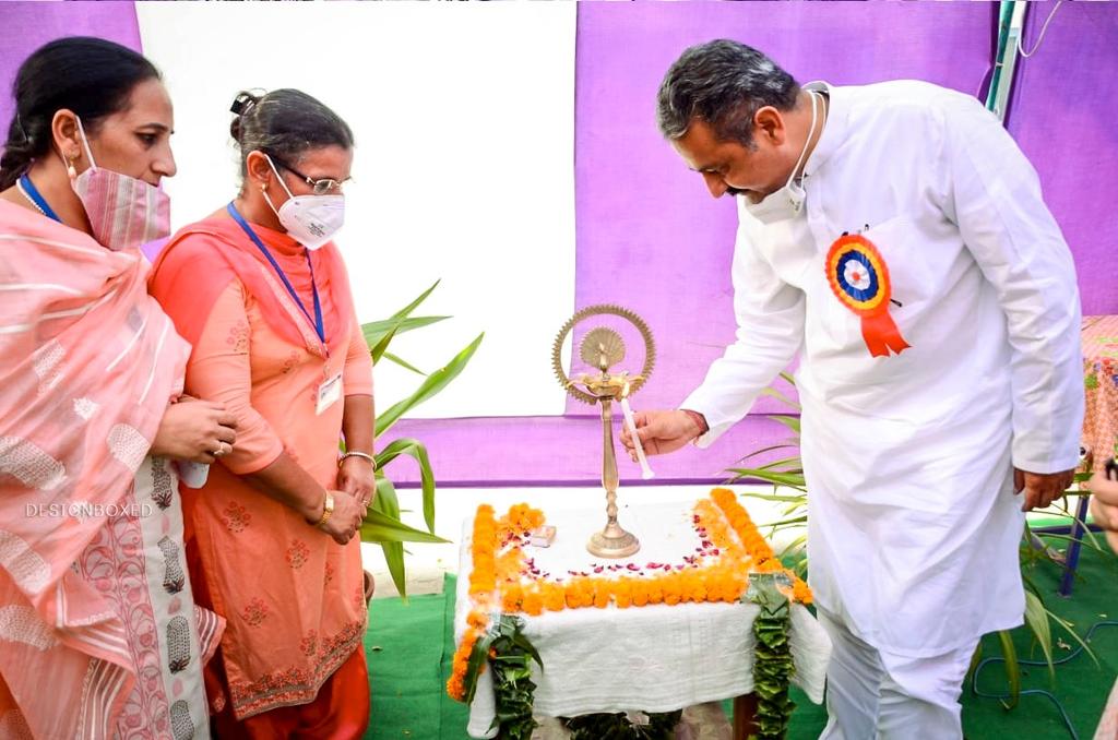 VijayIndrSingla's tweet photo. Continuing on the trail of smartphone distribution in schools in accordance with Punjab Govt’s endeavours of helping school children avail online learning benefits during the pandemic, distributed smartphones to students at Boys School Bhawanigarh, yesterday.
#CaptainSmartConnect https://t.co/Cvw61uhAHl