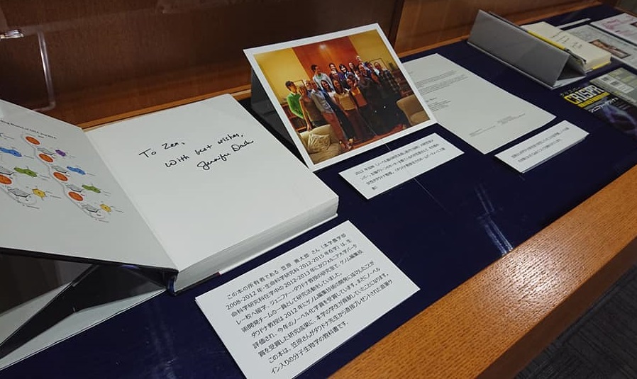 hagi_no_suke's tweet photo. [本館]　化学賞ダウドナ教授のサイン本もう一冊！2012-13年、東北大学の院に在学中、ダウドナ研究室に留学された方からお借りしました。2012年とはノーベル賞の対象となった研究「ゲノム編集」が生まれた、まさにその年です！当時の研究室の集合写真も御提供いただきました、必見です♪#GoTo図書館 https://t.co/q7ynAqydjC