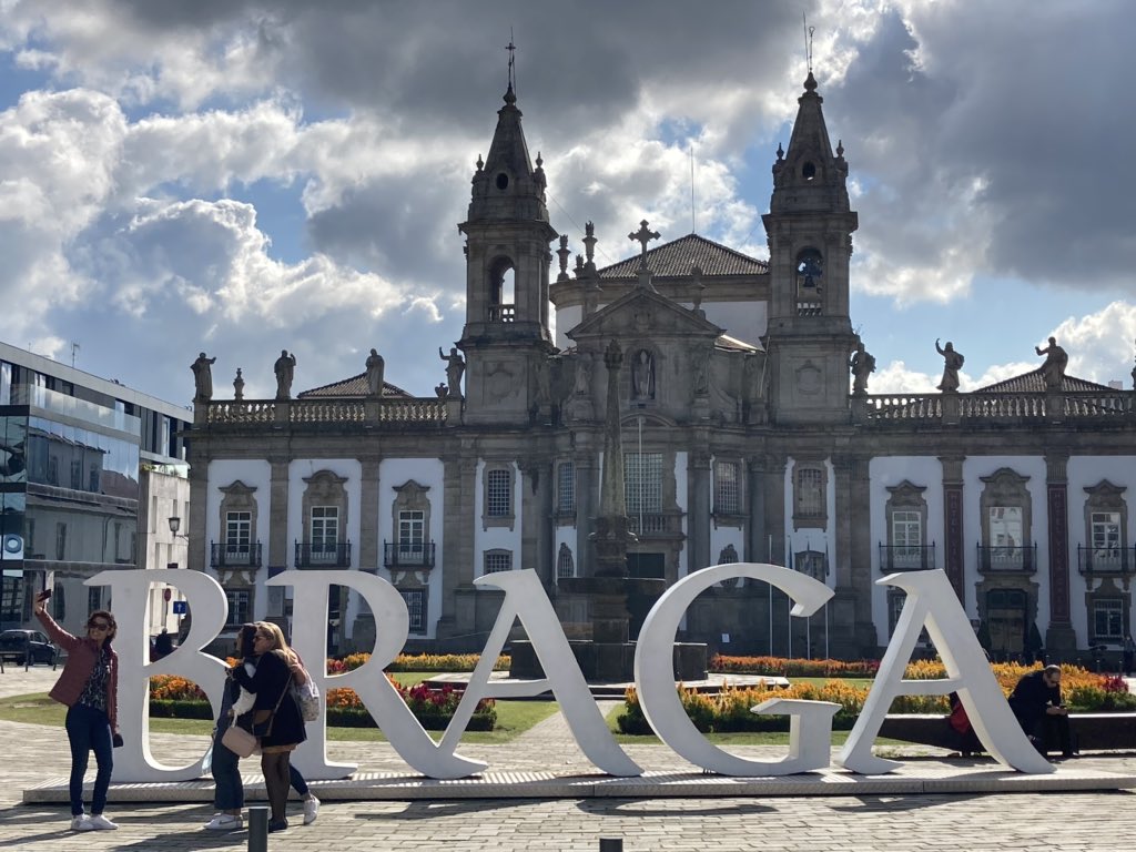 euro_tour's tweet image. ブラガは、ちょっと迷ってしまいました。1泊してもいいくらい。何よりの目的は、郊外にあるユネスコ世界遺産に登録されて記憶に新しい”ボン・ジェズス・ド・モンテ聖堂”。バス停を探し出せずに、タクシーで行くことに。(8.65€)つづく...