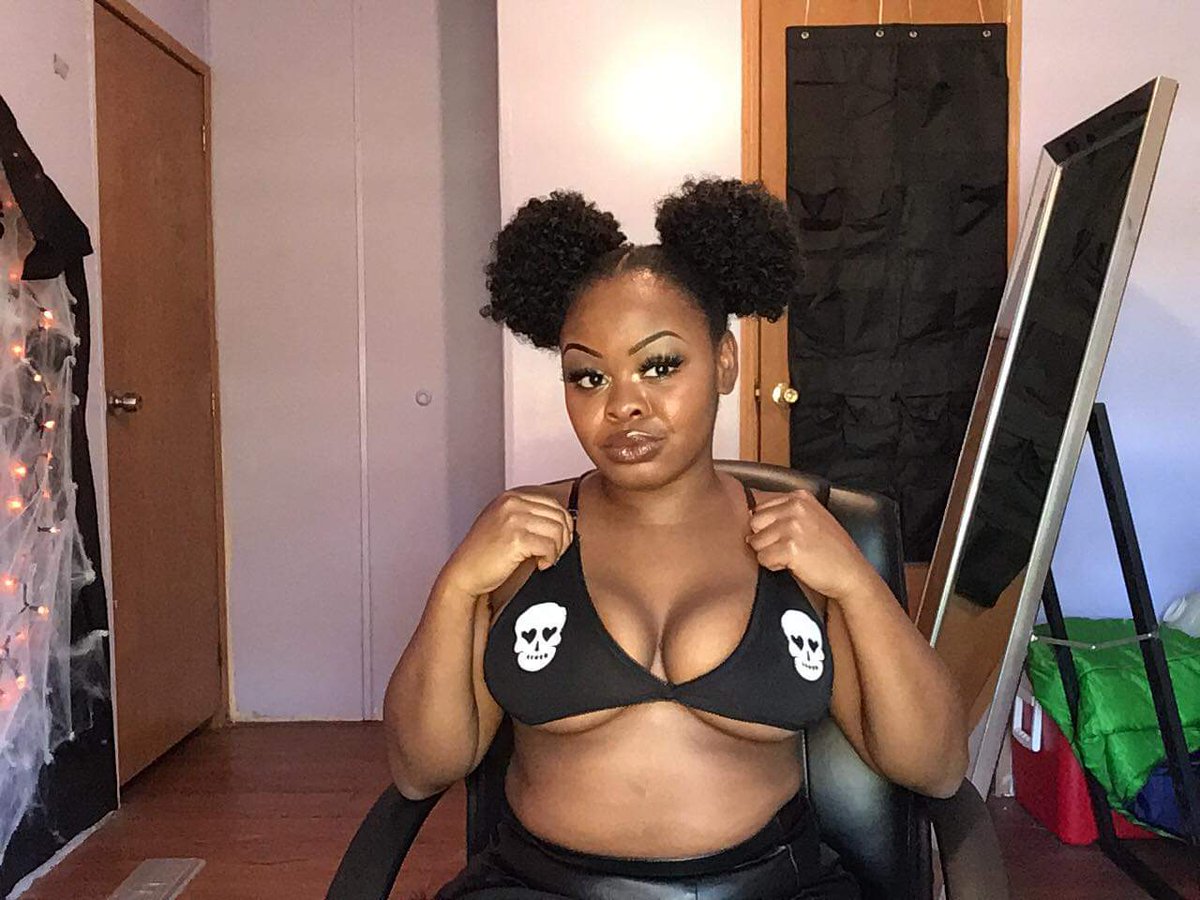 KirkseyRicketha's tweet photo. I've come to the conclusion that I am not a thirst trap...I am a snuggle opportunity 🧸👉🏾👈🏾
#costober #spookyseason #blackgirlcosplay #bodyhairmovement https://t.co/cBaurK9CNj