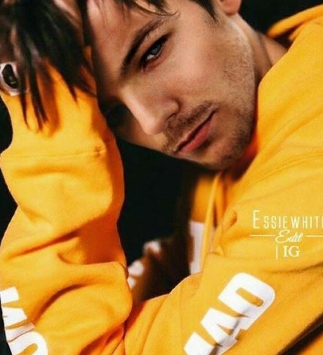 as sun i vote  #Walls by  @Louis_Tomlinson for  #AlbumoftheYear  #TDYAwards  @965TDY