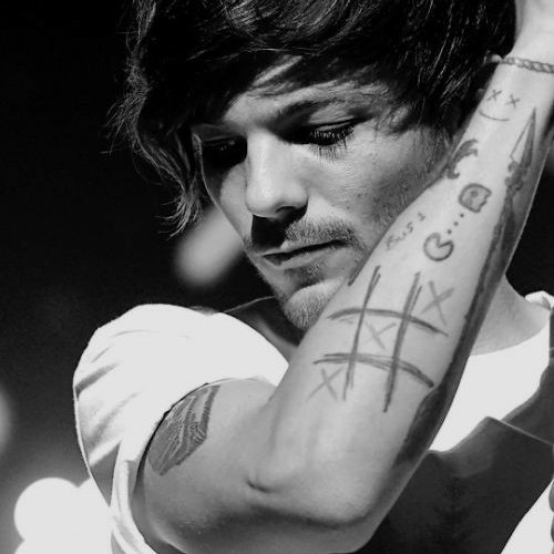 as moon i vote  #Walls by  @Louis_Tomlinson for  #AlbumoftheYear  #TDYAwards  @965TDY