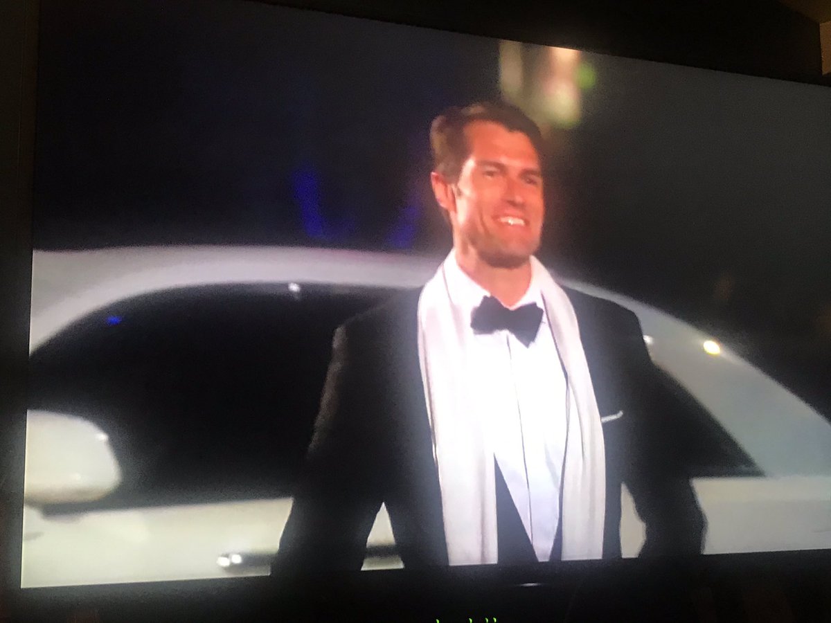 samanthalee816's tweet photo. Gossip Girl taught me better than to trust men with this energy #TheBachelorette https://t.co/jXaJYjVr5d