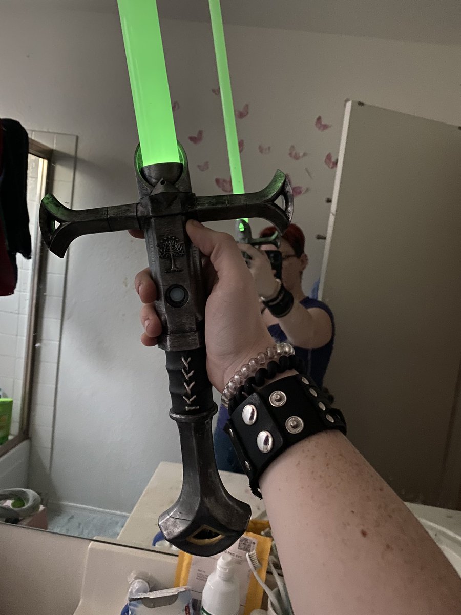 GravityCosplays's tweet photo. “Not all those who wander are lost”
My Aragorn lightsaber from tethan_props_ (IG/Facebook) arrived and I love ittttt
#lordoftherings #starwars #aragorn #jedi #flameofthewest #lightsaber https://t.co/cUbA2C9OHH