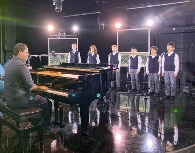 ChoeurPCMR's tweet photo. Quelques-uns de nos Petits Chanteurs en enregistrement avec @Greg_Experience ce matin. Du beau travail bien réussi! https://t.co/QQ4t3jMaLL