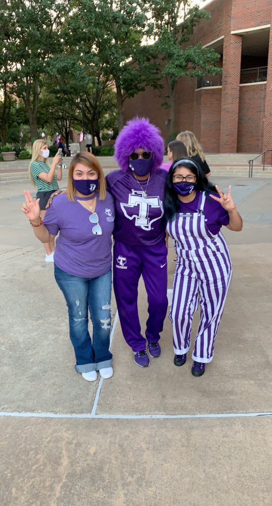LathesTowns's tweet photo. What a great evening of celebrations! #TexanSpiritWeek #BleedPurple #LaunchingOfTheDucks #PurpleOutPicnic https://t.co/kfJmxW7IBJ