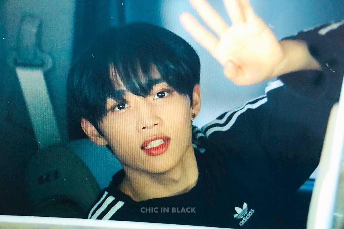 CHIC IN BLACK tweet media