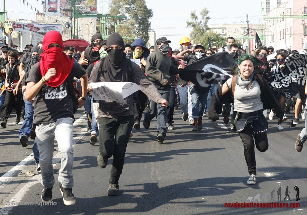 El gobierno actual tildando de "violentas" las marchas llevadas a cabo durante el 2020. 
Acá les comparto imágenes que muestran la hipocresía de los dichos de Agustin Rossi (ministro de defensa)   
Qué opinas? #juventudradical #JuntosPorElCambio #Argentina #12OctubreTodosAlaCalle