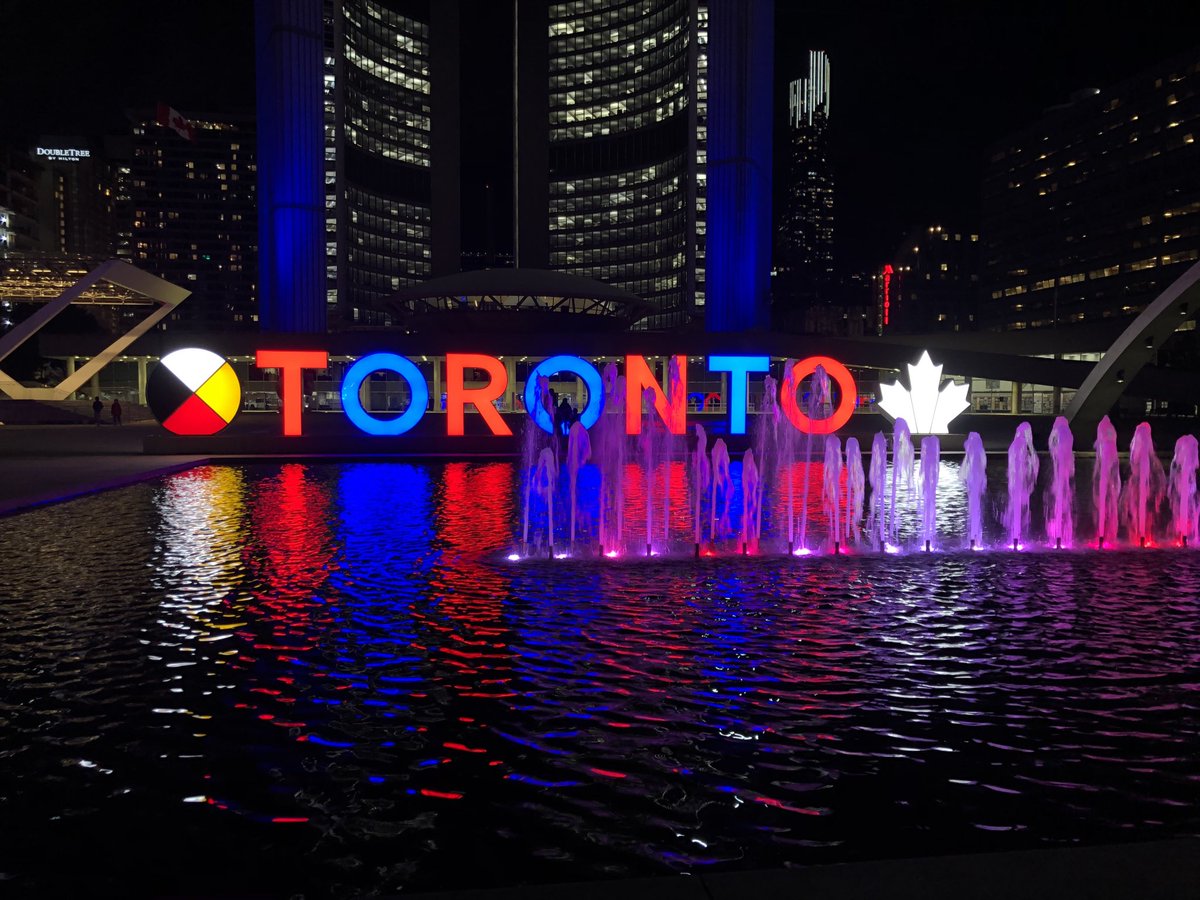 #WTDay20 #thrombosis awareness recognized with lighting of the #Toronto sign in blue and red ⁦<a href="/canvector/">CanVECTOR Network</a>⁩