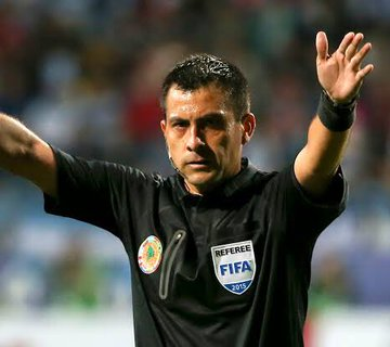 Sebasti60404621's tweet photo. ESTO DEBEERIA DARLEES VERGUENZA @FIFAcom  TENEEER UN ARBITRO DE ESTE CALIBRE QUE NO SABE ARBITRAR VE SANGRE EN UN JUGADOR Y NO COBRA FALTA UNA DECEPCION COMO ARBITRO Y NOS PERGUDICAN A PERU DEEBERIAN DESPEDIRLO SI RIVER PLATE QUISO QUE NO ARBITRARA MAS EEN LA COPA LIBERTADORES https://t.co/qrla0fqgGh