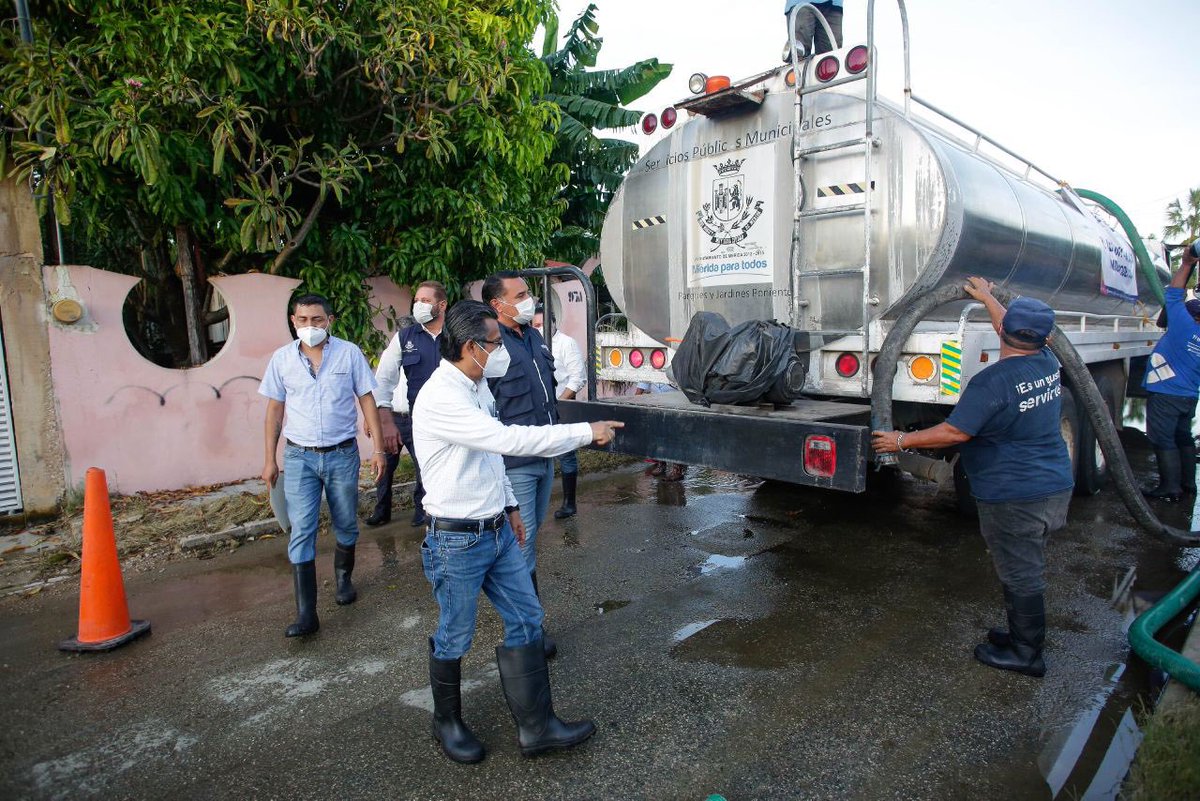 RenanBarrera's tweet photo. La Comisaría de Caucel es una de las afectadas por las lluvias ocasionadas por #Delta. El bienestar de todos es prioridad, por ello, seguimos reforzando acciones como el retiro de agua con pipas y entrega de apoyos alimentarios en las zonas más afectadas. https://t.co/BRcuA4jGQO