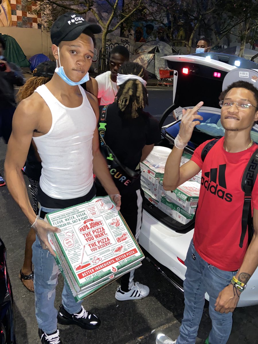trapdinero8's tweet image. Feeding the needy 💯 
#TrapMode 🏚