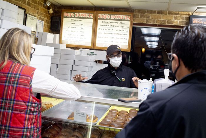 MichiganGonzo's tweet photo. Checking out photos by Jake May from our recent stops in Flint. STELLAR! #Pulitzer quality! #mibest #BestDoughut #amyonthetrail #michigangonzo #flintastic https://t.co/TQvj8zuSOI