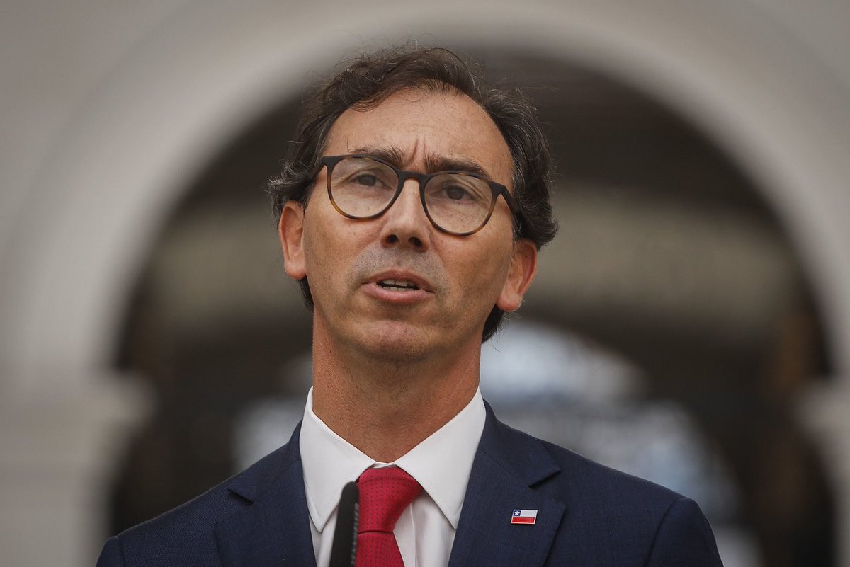 ADM_CuentaChile's tweet photo. Ministro de Educación: "Si la selección Colombia llegó tantas veces al área chilena, no veo por qué los niños no pueden volver a clases"
#LaRoja https://t.co/WVp0nCqmHu