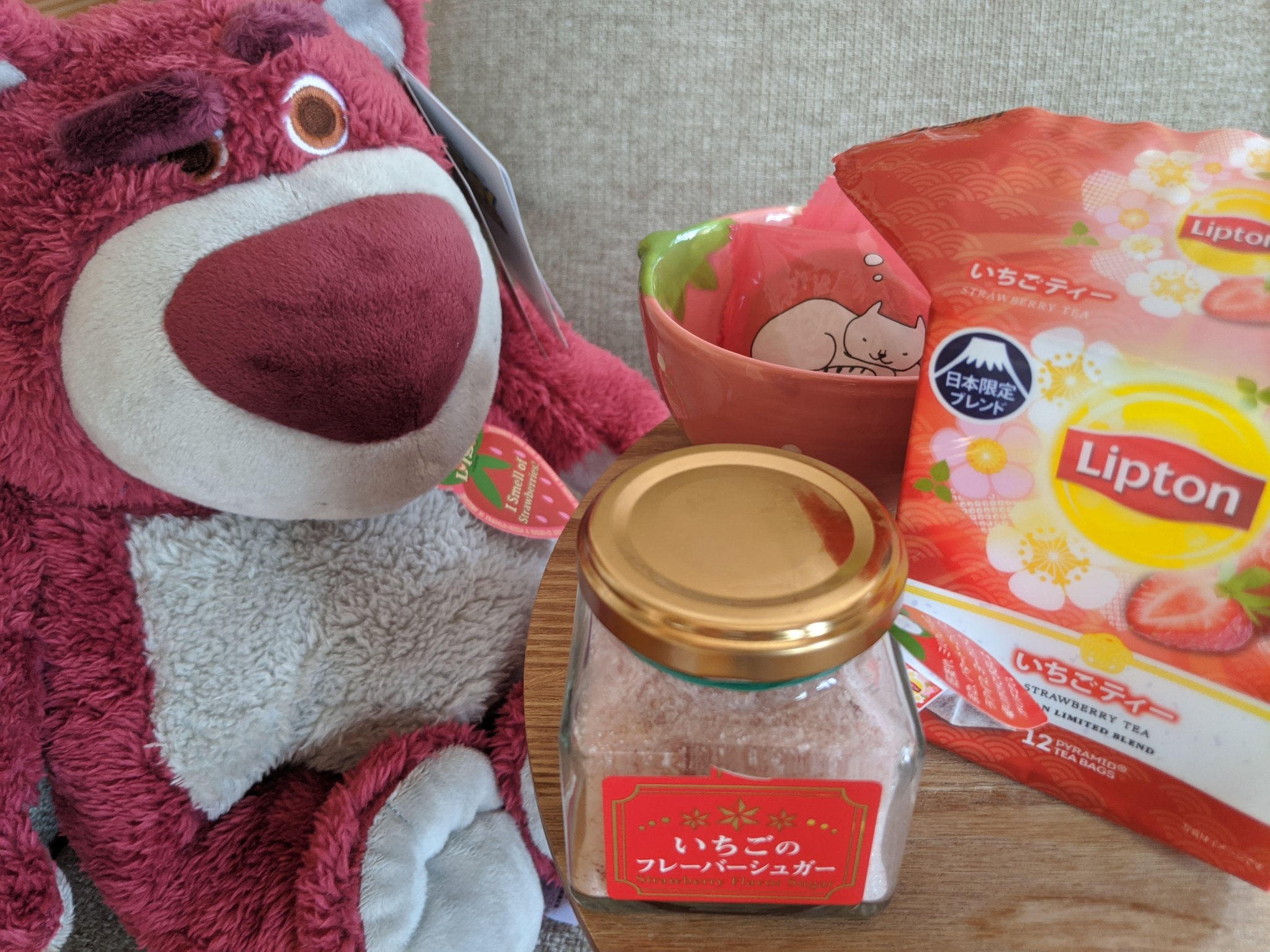 Yaya 今日は休日なのでゆっくり イチゴ の香りのロッツォとイチゴの紅茶とイチゴのシュガー あとはイチゴのお菓子があれば あるのは桃クッキー 惜しいっ ロッツォはどうしてイチゴの香りがするんだろう ロッツォぬいぐるみ イチゴ T