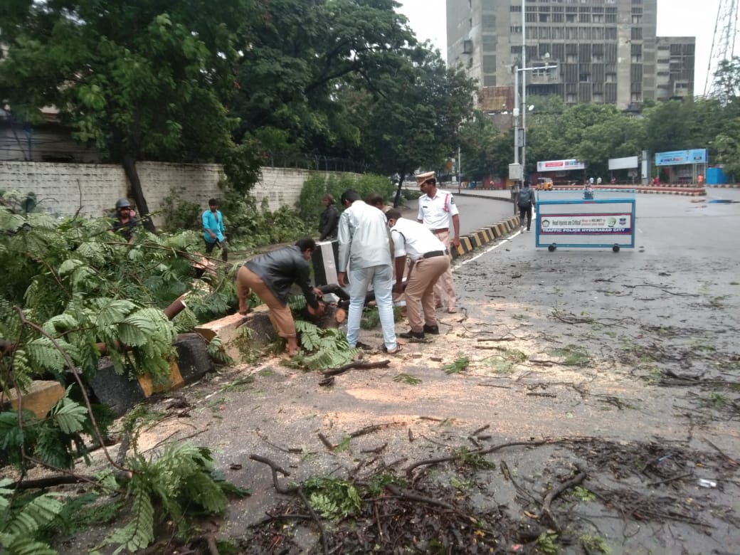 Yesterday night tree fallen at Opp. Telephone Bhavan (Iqbal minar to Old PS Saifabad) was removed from the road with the help of Tr PS Saifabad Cops and DRF team. Now  there is no obstruction on that road for commuters.
