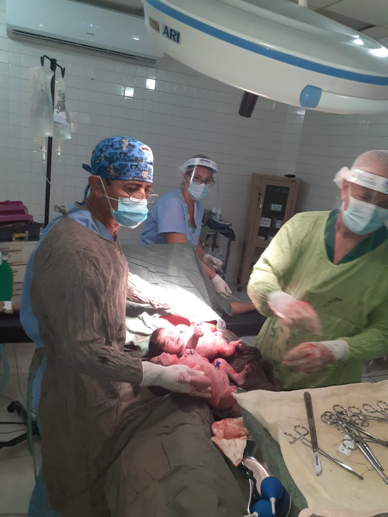 Isael32064940's tweet photo. La natalidad siempre trae alegría y felicidad. Aquí la multiplicamos. Isael y Mayelin. Brigada Médica Cubana en Sayaxche Guatemala. @CubacooperaTloe @Aclau1991 @BSayaxche https://t.co/ckIVktXPtk