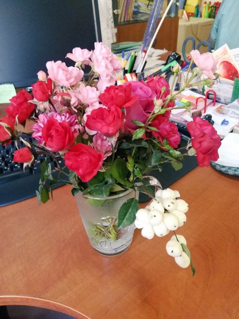 Утро вчерашнего дня... Уже позади, но впечатления живы и сейчас.
Закончился больничный. Такой волнительный для многих... Но все хорошо,а это значит я снова в трудовом строю.
И вот такой комплимент!
Спасибо, коллеги за заботу!
#Люблюсвоюработу_Домдетства