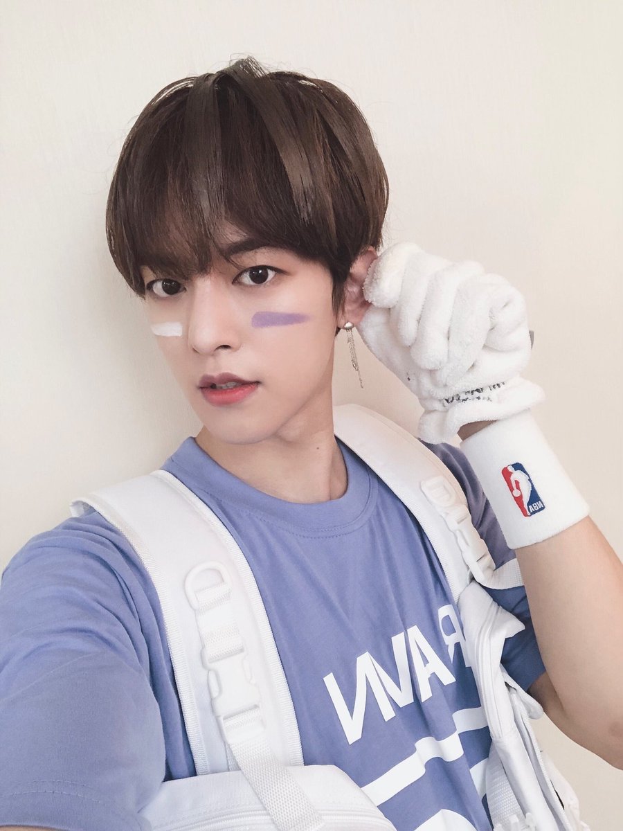 official_ONEUS's tweet photo. [#RAVN]
🌹🔥
I closed my eyes and drew you.
I found you in my heart
I can see the light that brightens me
Can't miss eternal happiness https://t.co/ScYtMR0yr1
